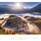 "11 Heilige Herbstlandschaft in den Bergen Martin Mägli Foto. Kalender mit einer Berglandschaft im Nebel bei Sonnenuntergang."