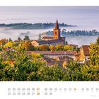 Kirche Santa Giuliana in Perugia - Umbrien. Kalenderblatt für November. Herbstliche Landschaft mit Kirchturm und Morgennebel.
