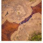 07. Woche 2027, FEBRUAR. Landschaft um den See Valgjärv – Estland. Luftaufnahme eines Steges über ein braunes Gewässer.