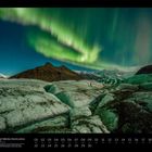 11 POLARLICHT ÜBER DEM SVÍNAFELLSJÖKULL IN ISLAND. Grünlich leuchtende Nordlichter über einem eisigen Gletscher.