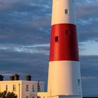 Leuchtturm Portland Bill, Text mit Kalendertagen darunter, November. Turm mit rotem Streifen, daneben Gebäude, Himmel im Hintergrund.