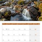 Kalenderblatt für November 2027. Ein Landschaftsfoto zeigt einen Berg mit Nebel, fließendem Wasser und Bäumen im Vordergrund.