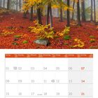 Kalender für November 2027. Waldlandschaft mit bunten Herbstblättern, neblige Atmosphäre und orangefarbenem Laub.