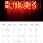 "BEER PIZZA & HOTDOGS" in leuchtender Neon-Schrift vor Holz, darunter ein Kalenderblatt für November 2027.