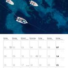 Kalender für November 2027 mit Wochentagen, Daten und Feiertagen. Boote auf blauem Wasser von oben.