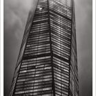 11. Kalender mit Schwarz-Weiß-Foto eines hohen Gebäudes im Nebel, es strahlt Licht aus.