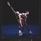 "November Kalender mit Tänzern in eleganter Pose auf einer Bühne. Eindrucksvolle Körperhaltung, schwarzer Hintergrund."