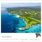 Kalenderblatt für November mit Küstenfotografie von Sardinien: blaues Meer, grüne Landschaft, felsige Küste.