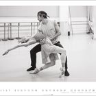 Tänzer in Pose, Text oben rechts: "Café", unten Kalenderblatt, Monat November, Tage und besondere Feiertage aufgeführt.