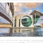 Marie-Elisabeth-Lüders-Haus, Spree, modernes Gebäude mit großem Rundfenster und Brücke, sanfte Abendstimmung im Hintergrund.