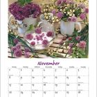 November, Kalender mit lila Blumen in weißen Krügen, Schittlauch-Text, Wochentage und Daten in einem Gitter.