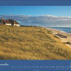 Text: "November 2027". Dünenlandschaft mit Strandkörben, Meer und einem Haus im Hintergrund unter blauem Himmel.