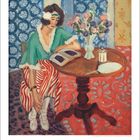 11 (Kalendergrafik). Illustration: Frau sitzt am Tisch, liest. Vase mit Blumen, bunter Teppich, entspannte Atmosphäre.