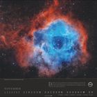 Novemberkalender mit Zitat über die Universumsentstehung. Abbildung eines Nebels in blau und rot mit leuchtenden Sternen.