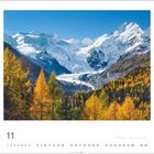 Monatskalender von November mit eindrucksvollem Bergpanorama, herbstlichen Bäumen und schneebedeckten Gipfeln.