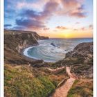 Man O' War Bay, Jurassic Coast World Heritage Site; Kalender: November 2027. Pfad führt zur Küste bei Sonnenuntergang.