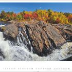 "Rivière des Sables, Chutes Provincial Park, Ontario." Ein Wasserfall fließt über Felsen, umgeben von buntem Herbstwald.