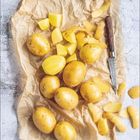 Text "November" und Datum unten. Auf Papier liegen gelbe Kartoffeln und ein Messer.