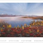 Kalender mit Zahlen des Monats unten, Landschaft mit See, Bäumen und Bergen unter Morgenlicht.