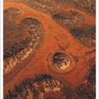November. Ilkura-Kata Tjuta-Nationalpark, Northern Territory, Australien. Luftaufnahme von roter Landschaft mit Hügeln.
