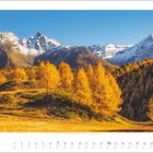 Kalenderblatt mit „11 2027“. Herbstliche Landschaft mit gelben Lärchen, grünen Hügeln und schneebedeckten Bergen im Hintergrund.