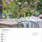 Texte: Juli/August, 30. Woche. Zitat: "Ein Garten ist für die menschliche Seele die größte Erfrischung." - Francis Bacon.  
Ein bunt gedeckter Tisch mit Blumenvasen im Freien.