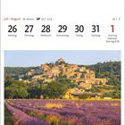 Kalender für Juli/August mit Daten: 26. Montag bis 1. Sonntag, Nationalfeiertag (CH). Foto: Lavendelfeld vor Dorf.