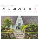 Kalender vom 26. Juli bis 1. August, Foto eines Friesenhauses mit Reetdach, Garten und weißem Holztor.