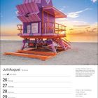 "Juli/August, 30. Woche, Löwe 23.7.–22.8. Art-déco-Architektur in Miami Beach am Strand."

Ein lila Rettungsschwimmerhäuschen steht am Strand bei Sonnenuntergang.