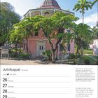 Juli/August. Nassau Public Library, rosa Gebäude mit markantem Dach umgeben von Bäumen. Zitat von Maxim Gorki.