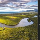 Natürlich schön. Mittwoch 10 März. Ein Fluss schlängelt sich durch dichte grüne Vegetation in einer tropischen Landschaft.