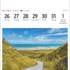 Kalender: Juli/August, Woche 30, 23.7.–22.8. Foto zeigt einen Bohlenweg zu einem Strand in Dänemark unter blauem Himmel.
