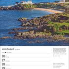 Kalender für Juli/August. Inishowen Head Leuchtturm an Irlands Nordküste, grüne Klippen und blaues Meer. Zitat: Maria Montessori.