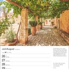 Juli/August, Die Weinreben am Laubengang im Arkadi-Kloster auf Kreta bieten Schatten. Zitat von Buddha. Kalenderansicht.