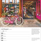 Juli/August-Kalender mit rosa Fahrrad vor Banff Sweet Shoppe. Geschäft zeigt viele Süßwaren in nostalgischem Ambiente.