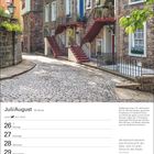 "Juli/August, 30. Woche. Zitat: Alle Baukunst bezweckt eine Einwirkung für den Geist. Straßenansicht mit alten Häusern."