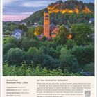 Auf dem Gerolsteiner Keltenpfad, Deutschland, Rheinland-Pfalz, Eifel. Landschaft mit Kirche und bewaldetem Hügel bei Sonnenuntergang.