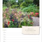 Zitat: „Der Garten ist der Zufahrtsweg zur Natur.“ Darunter: Bunter Garten mit roten Stühlen, Wochenkalender für August.