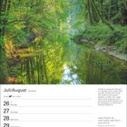 Juli/August-Kalender mit Wochentagen. Chinesisches Sprichwort: "Jedes Wasser hat seine Quelle, jeder Baum seine Wurzel."