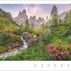 „Focobon-Gruppe in den Dolomiten, Italien“. Kalender für Juli, Woche 28. Berglandschaft mit Wasserfall und Blumen.