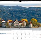 "Die Lindauer Inselspitze mit Campus und Pulverturm - dahinter der Pfänderstock. Monat: November. Kalender mit herbstlichem Schloss vor Bergkulisse."