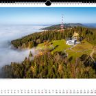 "Blick über den 1062 m hohen Pfänder auf einen wolkenverhangenen See." Kalender mit Landschaftsansicht.