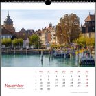 Kalenderblatt für November, montags rot markiert. Oberhalb idyllische Hafenszene in einer historischen Stadt.