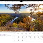 November. Malerischer Blick vom Teufelskanzel auf die Saaleschleife. Herbstlandschaft mit Fluss und buntem Laub.