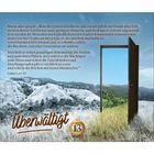 Text aus Lukas 1,46-53 über Gottes Erbarmen. Winterlandschaft links, offene Tür zu grünen Hügeln rechts, "Überwältigt" und "13".