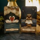 "DREI DER PFEILE" und "ZWEI DER PFEILE" auf Tarotkarten. Links zwei Schwäne und rechts ein Maulwurf mit verbundenen Augen.
