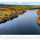 "November" steht unten links, daneben ein Kalender. Oben eine herbstliche Landschaft mit See umgeben von bunten Bäumen.