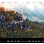 November, Die Felsnadel Barbarine am Pfaffenstein. Kalender mit Herbstlandschaft und Nebel über bewaldeten Felsen.