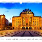 November. Opernhaus und König-Albert-Museum. Bild eines beleuchteten Gebäudes im Abendlicht, mit blauem Himmel.
