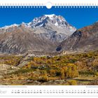 Text: "Muktinath - ein buddhistisches Heiligtum, hier startet und endet die Annapurna-Umrundung. Oktober." Berglandschaft mit buntem Tal.